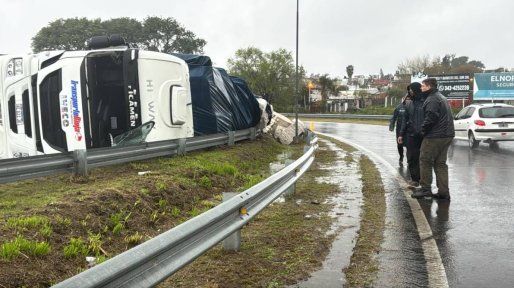 Paraná: un camión volcó en el Acceso Norte bajo una lluvia torrencial