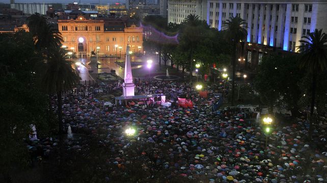 Una multitud vestida de negro marchó contra la violencia de género y los femicidios