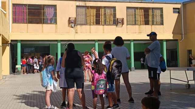 Algunos padres de chicos que asisten a la escuela Nº 1254 Tomás Espora