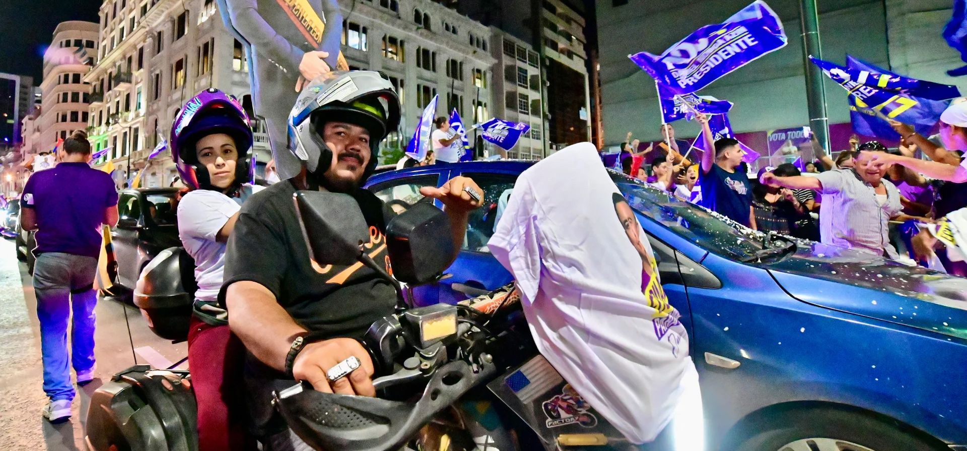 Partidarios del presidente reelecto, Daniel Noboa, celebran tras conocer los primeros resultados de la segunda vuelta electoral. La autoridad electoral de Ecuador declaró ganador al presidente en funciones después de que derrotó a su rival de izquierda, Luisa González, por un margen mayor de lo esperado, Guayaquil, Ecuador. Fotografía: Marcos Pin/AFP/Getty Images Partidarios del presidente reelecto, Daniel Noboa, celebran tras conocer los primeros resultados de la segunda vuelta electoral. La autoridad electoral de Ecuador declaró ganador al presidente en funciones después de que derrotó a su rival de izquierda, Luisa González, por un margen mayor de lo esperado, Guayaquil, Ecuador. Fotografía: Marcos Pin/AFP/Getty Images