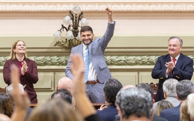 El gobernador Maximiliano Pullaro saluda en la Legislatura provincial