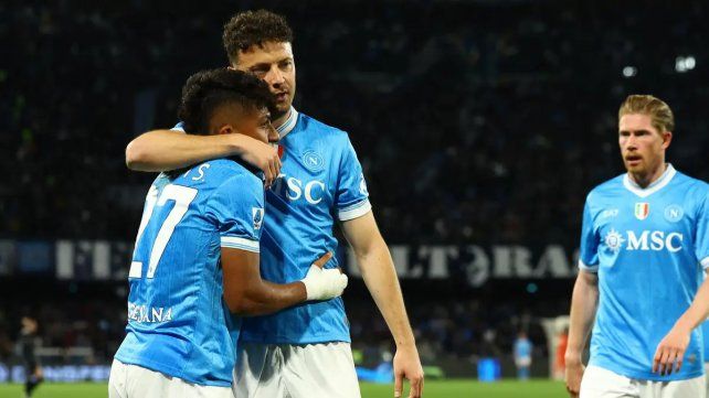 Napoli goleó a Cremonese y sigue vivo en el Calcio
