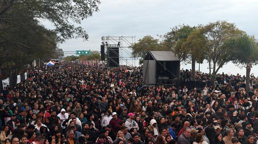 Fiesta a orillas de la Setúbal: más de 40 mil personas celebraron la llegada de la Antorcha Suramericana y el reencendido del Puente Colgante