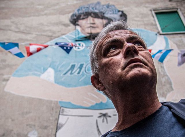 Video: Mourinho le rindió un emotivo tributo a Diego Maradona en Nápoles