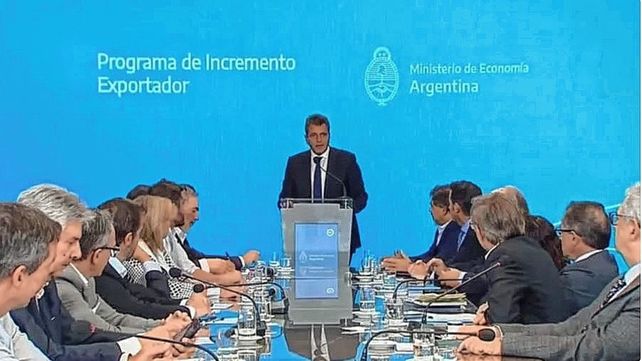 Massa anunció un dólar agro de $300 para complejo sojero y economías regionales