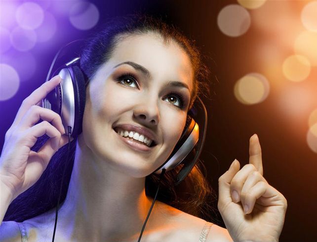 Escuchar música atrae mayor felicidad y permite encontrar caras alegres alrededor