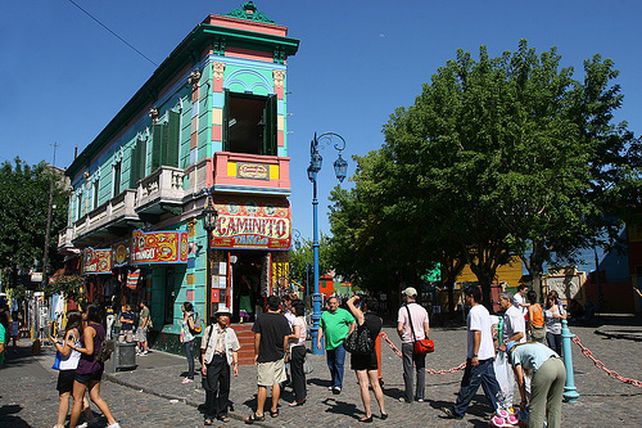caminito. Turistas extranjeros en el tradicional paseo de La Boca.