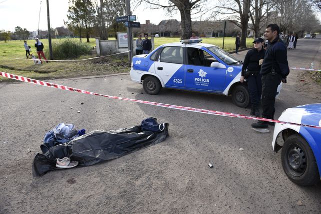 Sin vida. El cuerpo del motociclista quedó en la intersección de la avenida Jorge Newbery y calle Los Alerces. No llevaba casco.&nbsp;