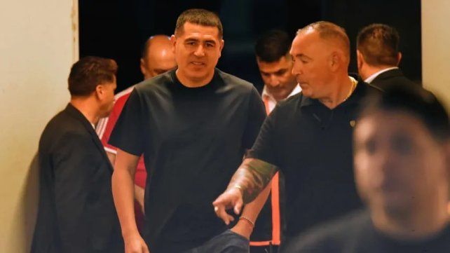 Riquelme sigue al plantel desde el vestuario y motiva a Boca tras empate ante Unión