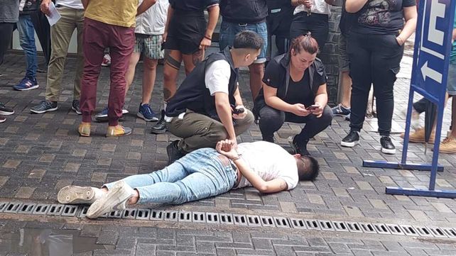 Uno de los jóvenes fue señalado por los trabajadores de un local de ropa deportiva se dio a la fuga y fue detenido por transeúntes en Sarmiento al 700 y quedó a disposición de la justicia junto con otro muchacho que lo acompañaba.