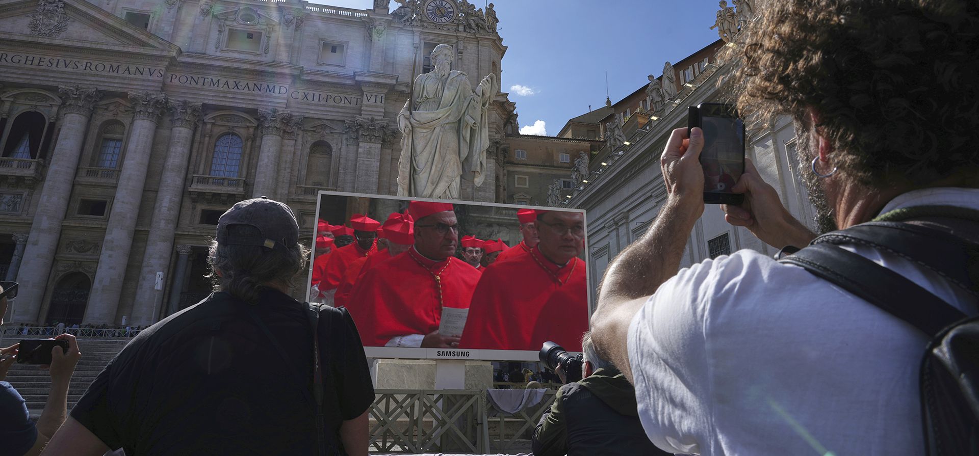 Los fieles observan una pantalla gigante que muestra imágenes de los cardenales entrando al cónclave, en la Plaza de San Pedro del Vaticano, el miércoles 7 de mayo de 2025. (Foto AP/Andrew Medichini) Los fieles observan una pantalla gigante que muestra imágenes de los cardenales entrando al cónclave, en la Plaza de San Pedro del Vaticano, el miércoles 7 de mayo de 2025. (Foto AP/Andrew Medichini)
