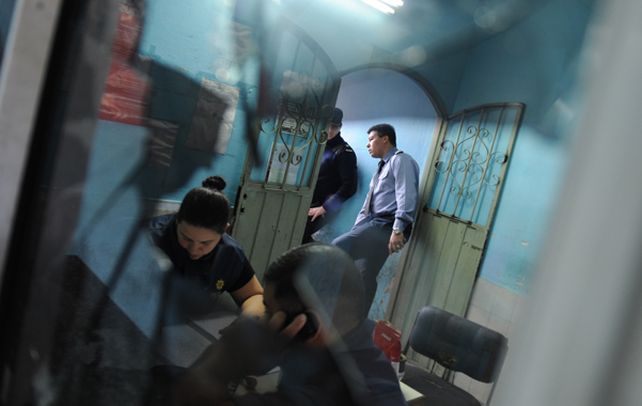 Las huellas. El vidrio de una ventana reventada por uno de los balazos disparados contra la comisaría 14ª