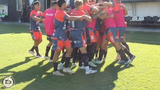 Uno de los tres festejos de Central Córdoba del primer tiempo ante Claypole.