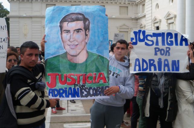 Los familiares de víctimas de la inseguridad frente a la Legislatura.