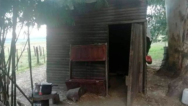 Dormían en camas de alfalfa y no comían hacía días: Detuvieron a ex viceintendente entrerriano