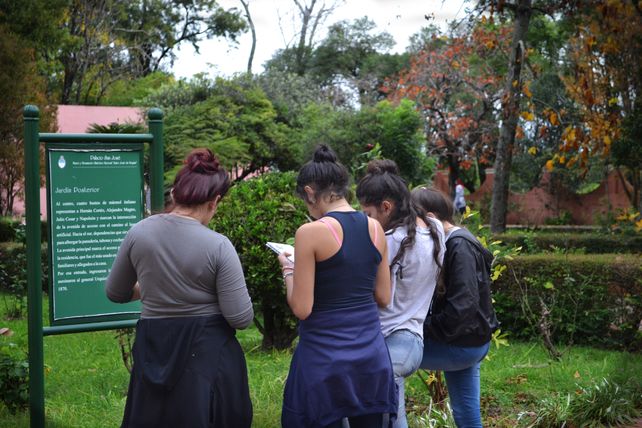 Estudiantes utilizan la información existente. 