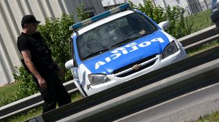 Un grupo de personas intentó liberar a un hombre acusado de golpear a su mujer.