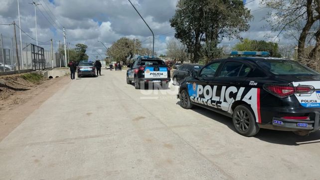 Intervención policial. Bomberos Zapadores y efectivos de Infantería actuaron ante la quema de cubiertas frente al ingreso.