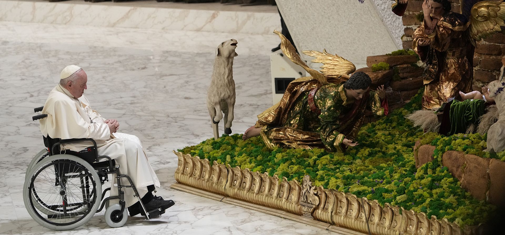 El papa Francisco se detiene frente a un pesebre instalado en el Salón Pablo VI en el Vaticano al final de su audiencia general semanal, el miércoles 14 de diciembre de 2022. El papa Francisco pidió el miércoles una Navidad "humilde" este año, con menos gastos en regalos y que los ahorros se donen en su lugar para ayudar al "pueblo que sufre de Ucrania". (Foto AP/Domenico Stinellis)