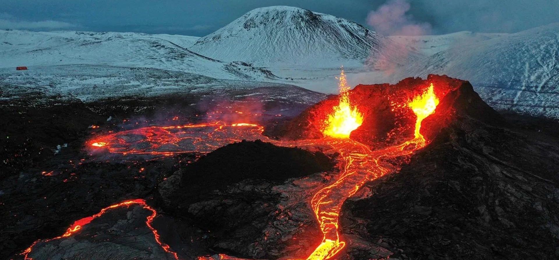 La lava fluye de la erupción de un volcán en la península de Reykjanes en Islandia el 28 de marzo de 2021. Foto: AFP