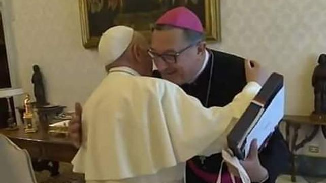 Junto a Francisco. El Papa recibió a los obispos y abrazó a cada uno. Emocionado