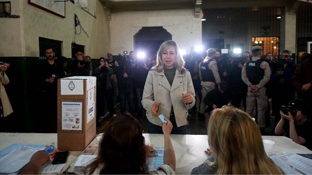 La candidata presidencial del Frente de Izquierda y de los Trabajadores emitió su voto en el barrio porteño de Congreso.