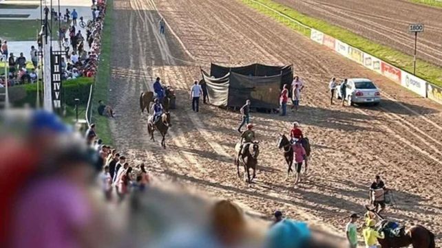 El caballo de carreras que se fracturó sus patas delanteras fue sacrificado en el medio del hipódromo.
