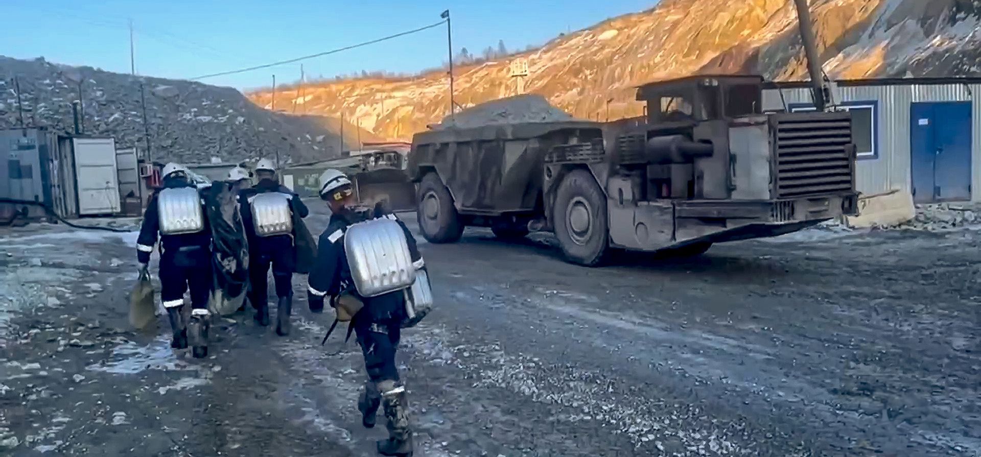 Empleados de Situaciones de Emergencia de Rusia llegan a la mina de oro derrumbada en el distrito de Zeysk, región de Amur, en el este de Rusia. Al menos 13 mineros quedaron atrapados en una mina de oro colapsada en el extremo oriental de Rusia, dijeron el martes funcionarios regionales. (Servicio de prensa del Ministerio de Situaciones de Emergencia de Rusia Empleados de Situaciones de Emergencia de Rusia llegan a la mina de oro derrumbada en el distrito de Zeysk, región de Amur, en el este de Rusia. Al menos 13 mineros quedaron atrapados en una mina de oro colapsada en el extremo oriental de Rusia, dijeron el martes funcionarios regionales. (Servicio de prensa del Ministerio de Situaciones de Emergencia de Rusia