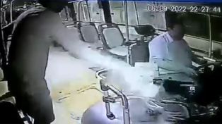 Video: subió a un colectivo, lo roció con combustible y le prendió fuego