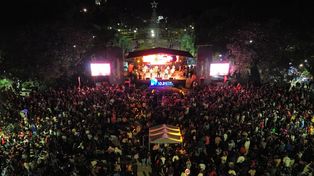 Miles de personas se reunieron en plaza 25 de Mayo a festejar el aniversario de Reconquista.