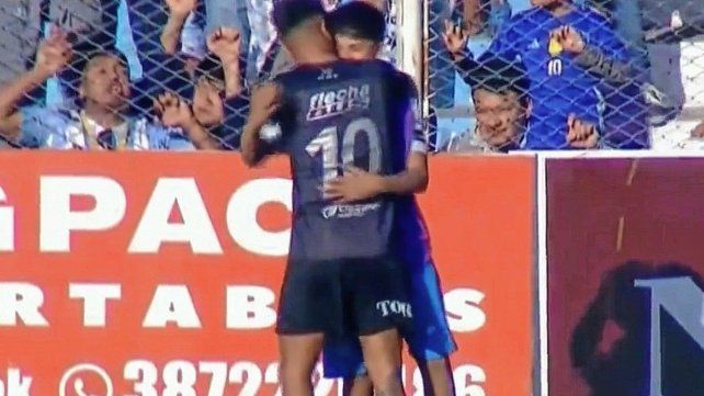 Braian Guille empujó a un alcanzapelotas de Gimnasia y Tiro con el que después se disculpó al ser reemplazado. Braian Guille empujó a un alcanzapelotas de Gimnasia y Tiro con el que después se disculpó al ser reemplazado.