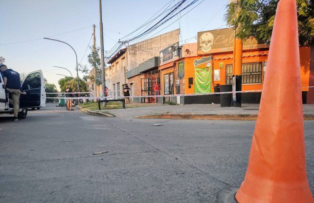 Atacaron a balazos un minimercado de zona oeste y una empleada resultó herida