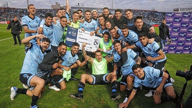 Los jugadores de Belgrano festejan el pase a octavos de final.