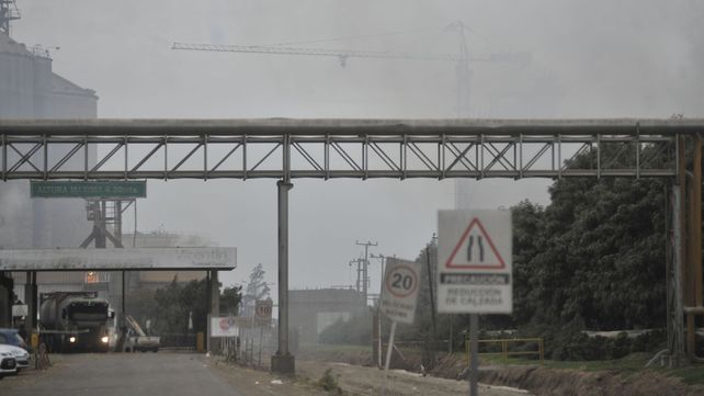 Un incendio de grandes dimensiones afectó a la planta de Molinos en San Lorenzo