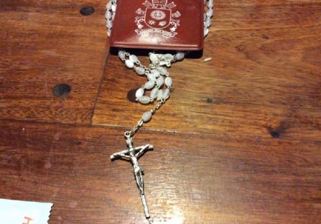 Éste es el rosario que el Papa le envió a Milagro Sala