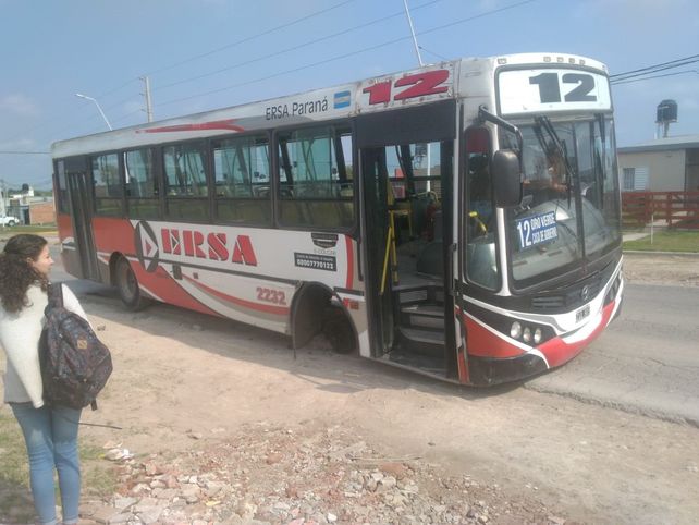 Así quedó el colectivo sobre avenida Zanni.&nbsp;
