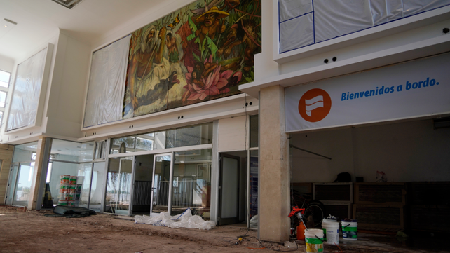 Obras en el piso del hall central de la estación de pasajeros