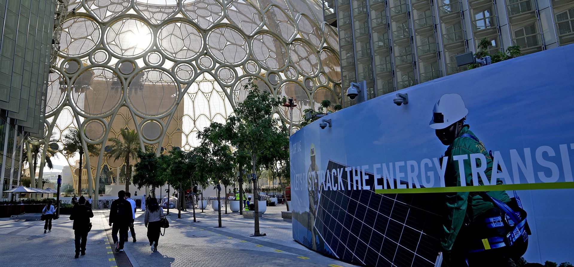 La gente camina cerca de Al Wasl Dome en Expo City antes de la Cumbre Climática de la ONU COP28, el lunes 27 de noviembre de 2023, en Dubai, Emiratos Árabes Unidos. (Foto AP/Kamran Jebreili) La gente camina cerca de Al Wasl Dome en Expo City antes de la Cumbre Climática de la ONU COP28, el lunes 27 de noviembre de 2023, en Dubai, Emiratos Árabes Unidos. (Foto AP/Kamran Jebreili)