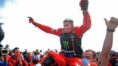 El salteño Kevin Benavides celebra la obtención del Dakar en la categoría motos. El salteño Kevin Benavides celebra la obtención del Dakar en la categoría motos.