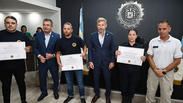 La Provincia reconoció a policías que investigron el femicidio en Gobernador Mansilla y que capturaron al prófugo del doble femicidio de Córdoba y hallazgo del chofer