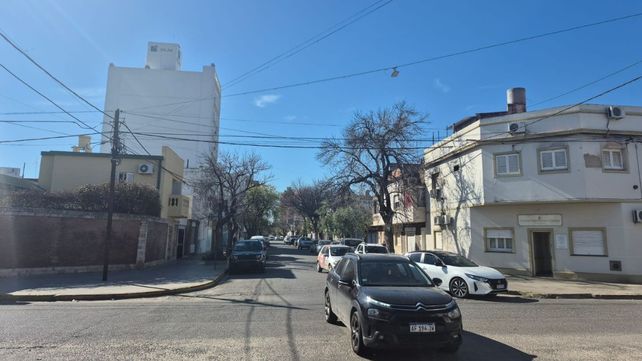 Detienen a dos ladrones tras una persecución por los techos de viviendas en calle Crespo al 3.500 y el parque Juan de Garay Detienen a dos ladrones tras una persecución por los techos de viviendas en calle Crespo al 3.500 y el parque Juan de Garay