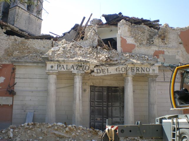 laquila. Así quedó el Ayuntamiento tras el sismo del 6 de abril de 2009.