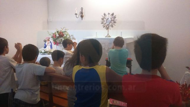 Devotos. Niños de la catequesis y numerosos fieles llegaron ayer al orador para rezarle a la virgen que llora en el barrio Santa Lucía.