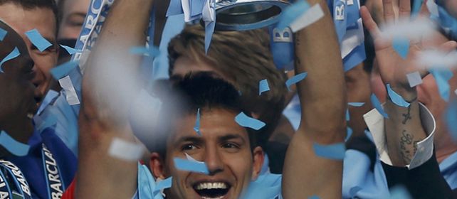 El delantero argentino Sergio Kun Agüero celebra el título de Manchester City enfundado en una bandera argentina.