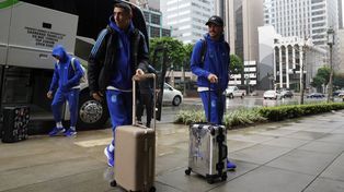 Di María y De Paul al llegar a Los Angeles. Argentina enfrentará el martes a Costa Rica, que este sábado clasificó a la Copa América.