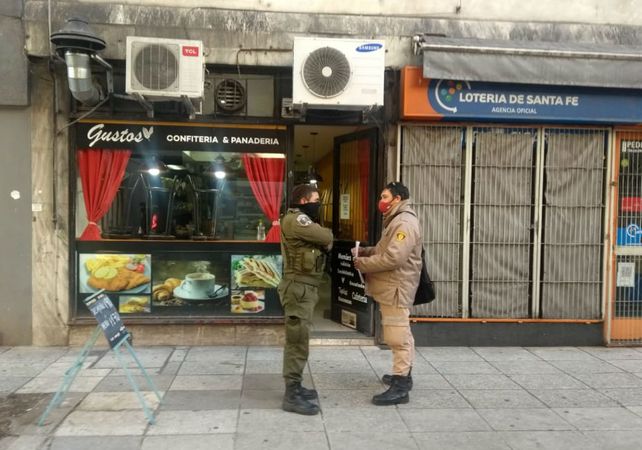 La Municipalidad clausuró un bar en el que había 10 personas comiendo sin barbijo