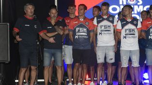Nueva camiseta. Daniel Teglia junto al plantel lucieron la nueva casaca de Central Córdoba en la presentación.&nbsp; &nbsp; &nbsp; 