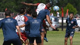 Newells le ganó un amistoso a Córdoba con un hat trick de Leal