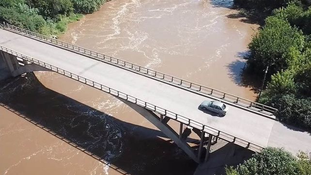 Peligro. El puente actual presenta deficiencias que se acentúan durante épocas de inundaciones.