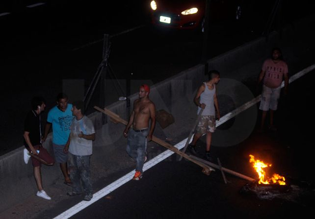 Los vecinos exigieron una bomba y bolsas de arena para impedir que se inunde el barrio.